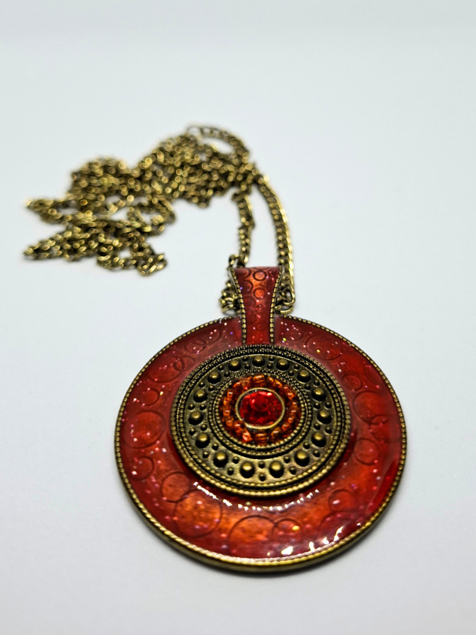 Kaklo papuošalas „Raudonoji akis“