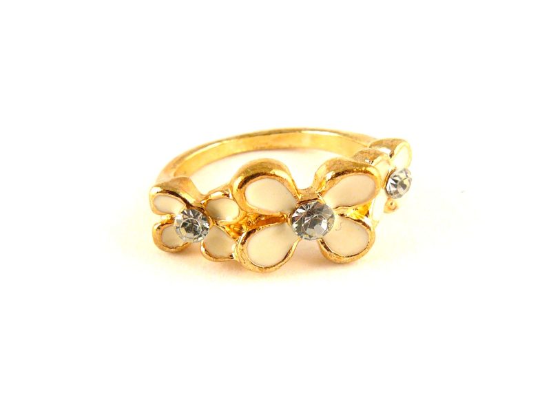 Aukso spalvos žiedas su šviesiomis gelytėmis. Dydis - 10, žiedo skersmuo - 8 mm.