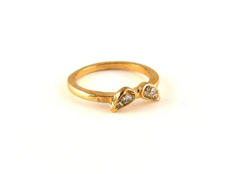 Aukso spalvos žiedas su sidarbo spalvos detalėmis ir sparnais. Dydis - 13, skersmuo 11 mm.
