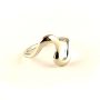 Sidabro spalvos žiedas su bangele. Paprastas, minimalistinio stiliaus, kasdienio nešiojimo žiedas. Dydis - 17, skersmuo 16 mm.