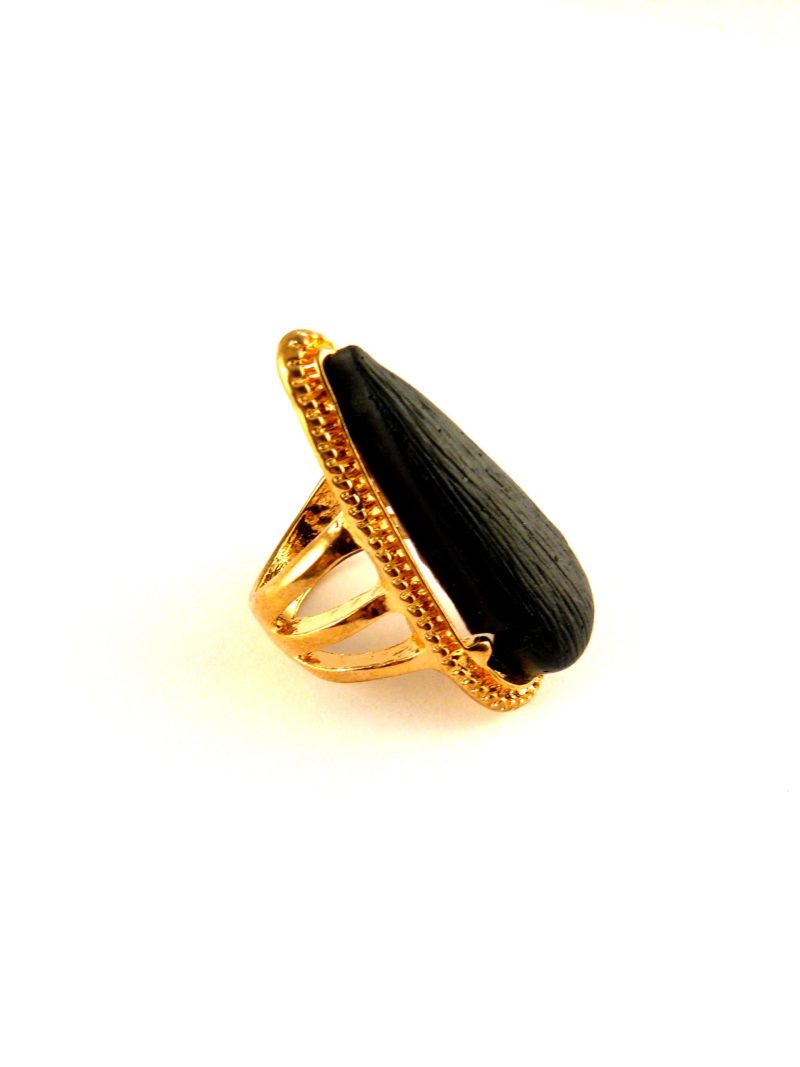 Prabangus masyvus aukso spalvos žiedas - juoda iltis.