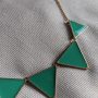 Kaklo papuošalas su indigo trikampiais