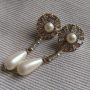 Blizgūs, puošnūs ilgi auskarai su perlais ir metalinėm detalėm