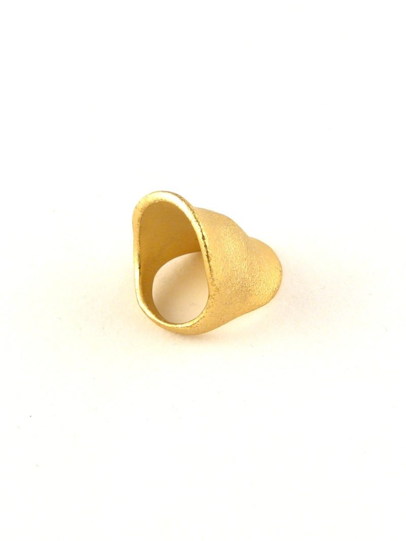 Masyvus aukso spalvos žiedas
