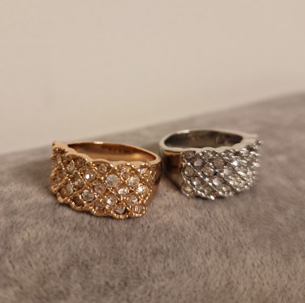Aukso ir sidabro spalvos žiedai su spindinčiomis akutėmis