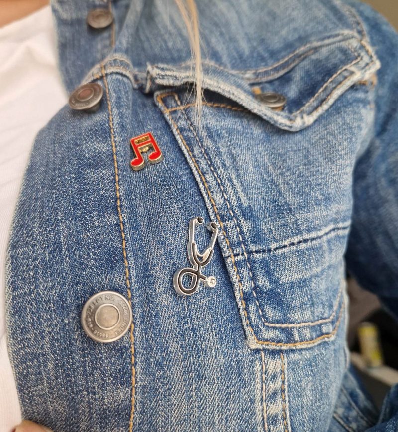 PINS ženkliukai natos ir smuiko rakto formos ant džinsinio švarkelio plus size modelio