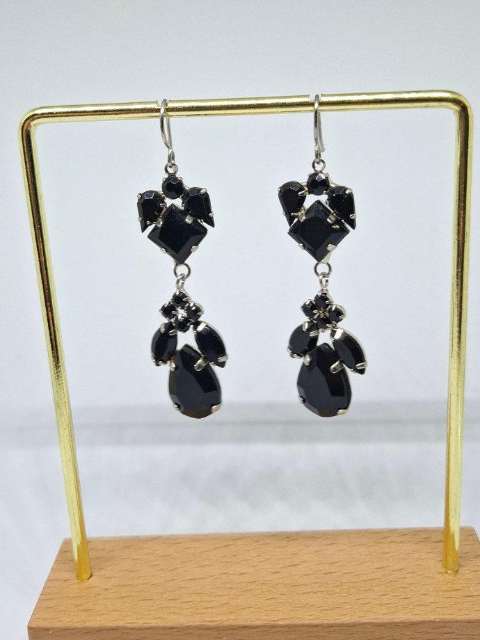 Ilgi, juodi auskarai