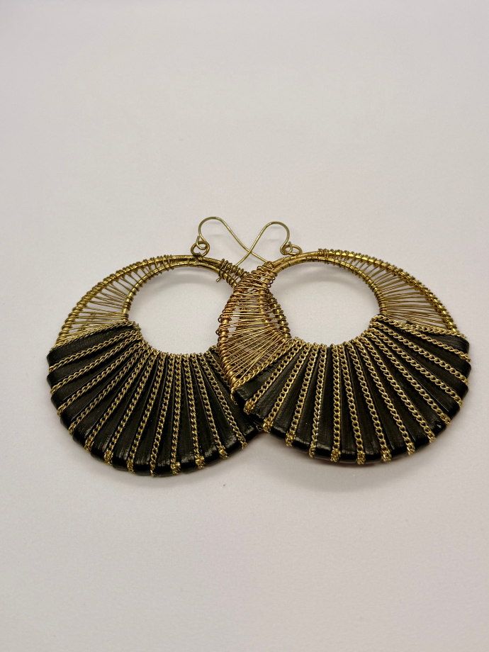 Apvalūs masyvūs auskarai su juodomis detalėmis