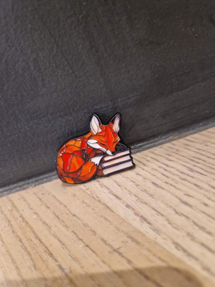 Prisegamas ženkliukas „Lapė su knyga“