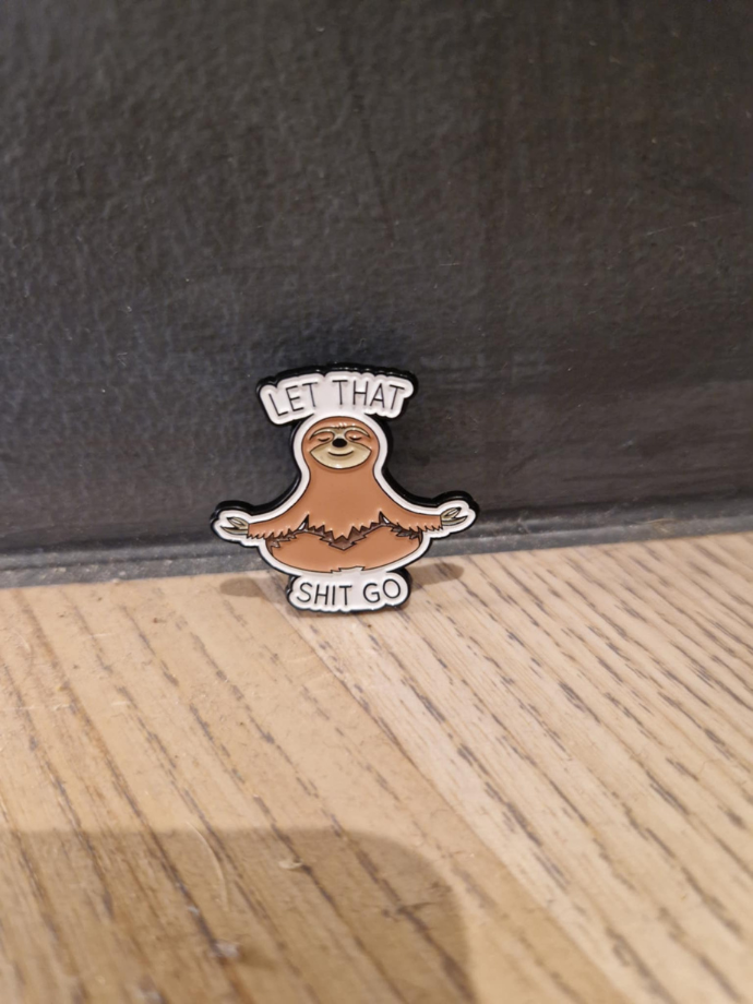 Prisegamas ženkliukas „Let that shit go“